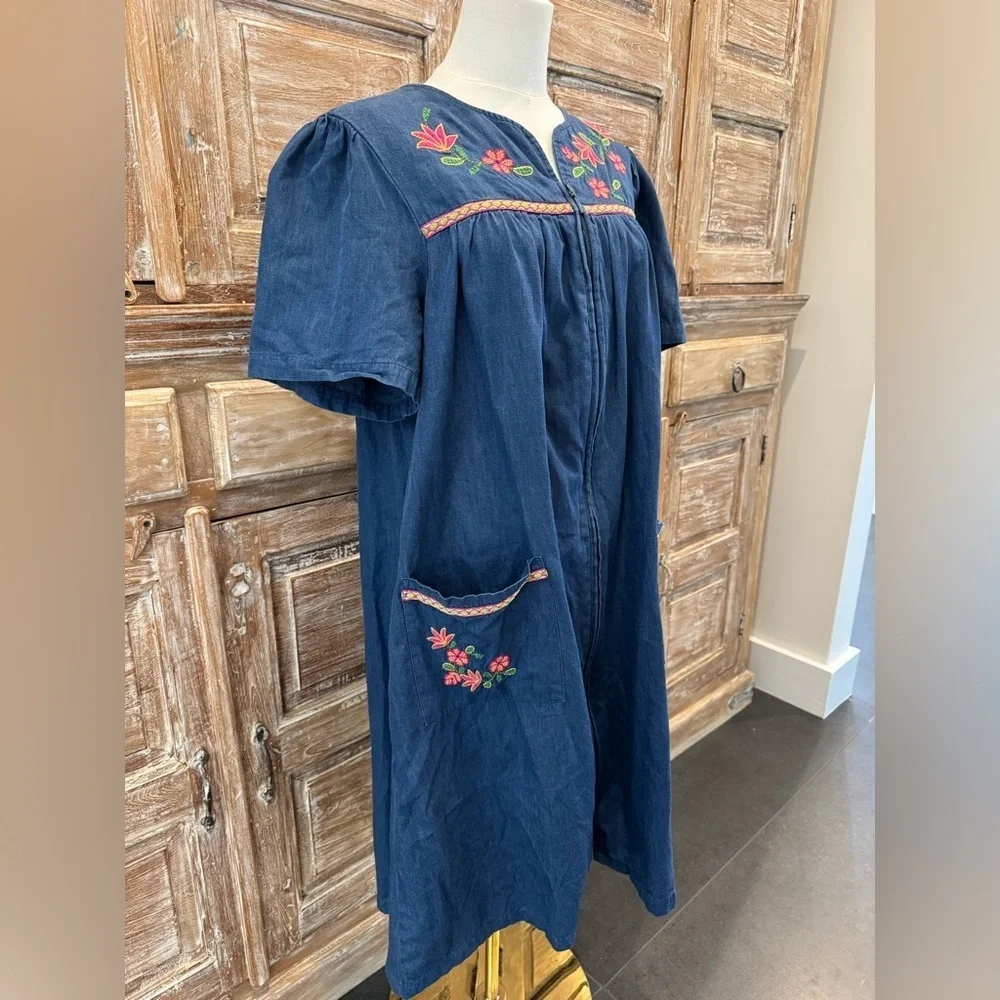 Go Softly Patio Denim House Dress Floral Embroidery Sz L full zip Cottage-core - Picture 2 of 9